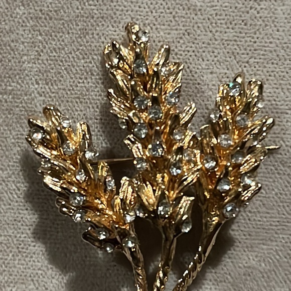 Chanel Gold Tone and Crystals Wheat Brooch,  Twist Stems, Signed on back - Picture 4 of 15